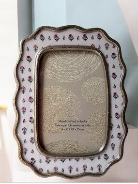 Handcrafted Scalloped metal Photo Frame with Floral Border - White & Gold